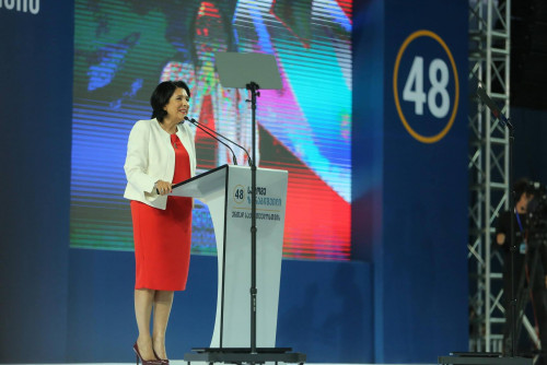 საქართველოს რიგით მე-5 და პირველი ქალი პრეზიდენტის საუკეთესო ლუქები - ფოტოები