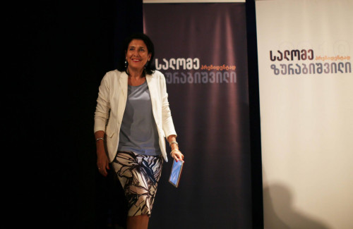 საქართველოს რიგით მე-5 და პირველი ქალი პრეზიდენტის საუკეთესო ლუქები - ფოტოები