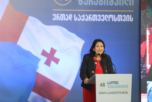 საქართველოს რიგით მე-5 და პირველი ქალი პრეზიდენტის საუკეთესო ლუქები - ფოტოები