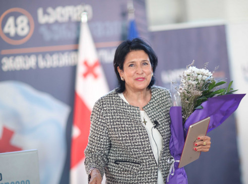 საქართველოს რიგით მე-5 და პირველი ქალი პრეზიდენტის საუკეთესო ლუქები - ფოტოები