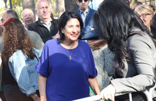 საქართველოს რიგით მე-5 და პირველი ქალი პრეზიდენტის საუკეთესო ლუქები - ფოტოები