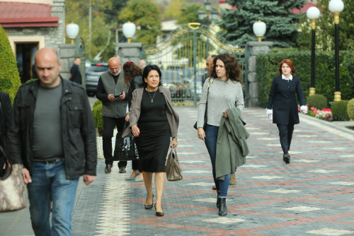 საქართველოს რიგით მე-5 და პირველი ქალი პრეზიდენტის საუკეთესო ლუქები - ფოტოები