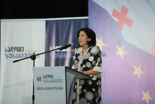 საქართველოს რიგით მე-5 და პირველი ქალი პრეზიდენტის საუკეთესო ლუქები - ფოტოები