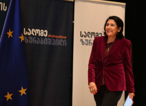 საქართველოს რიგით მე-5 და პირველი ქალი პრეზიდენტის საუკეთესო ლუქები - ფოტოები