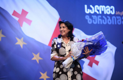 საქართველოს რიგით მე-5 და პირველი ქალი პრეზიდენტის საუკეთესო ლუქები - ფოტოები