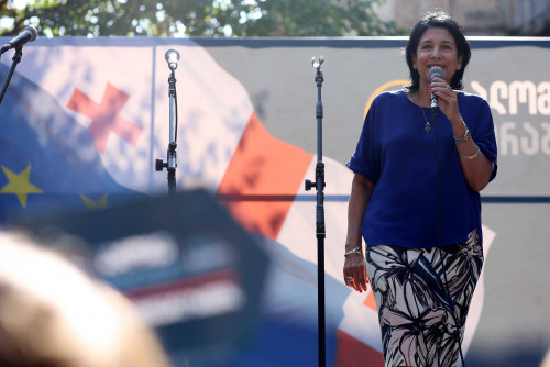 საქართველოს რიგით მე-5 და პირველი ქალი პრეზიდენტის საუკეთესო ლუქები - ფოტოები