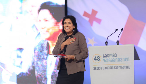 საქართველოს რიგით მე-5 და პირველი ქალი პრეზიდენტის საუკეთესო ლუქები - ფოტოები