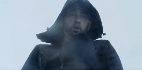 &bdquo;ჰიპ-ჰოპის მეფე&ldquo;  სცენას დაუბრუნდა  - ემინემის ახალი ალბომი  (ვიდეორგოლი)